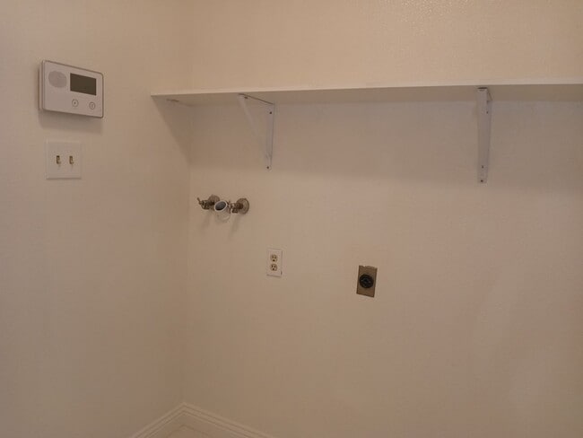 Building Photo - Stylish and Pet-Friendly 3-Bedroom Home in...
