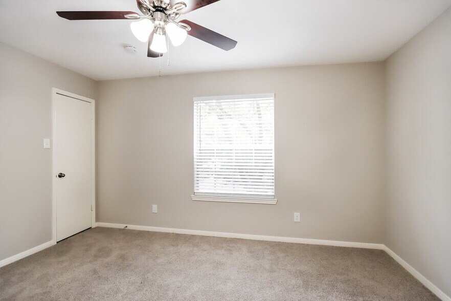 Building Photo - 6923 Echo Pines Dr