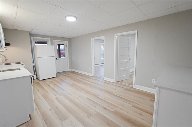 Building Photo - 175 School St