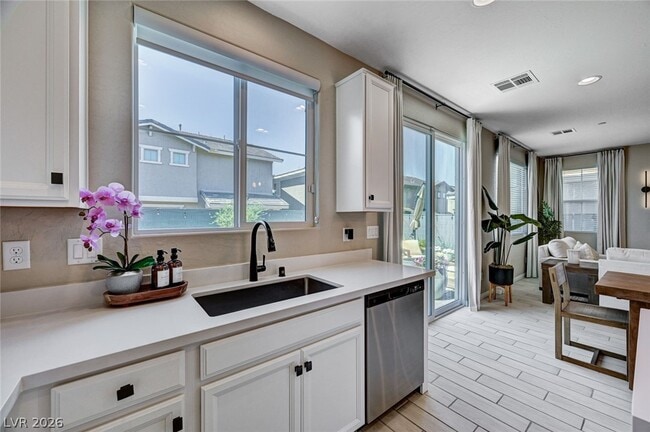 Building Photo - 372 Silva Pl