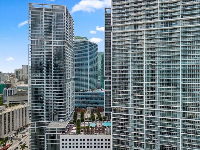 Building Photo - 495 Brickell Ave