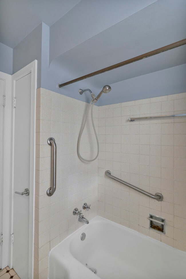 Building Photo - 7418 W Clarence Ave