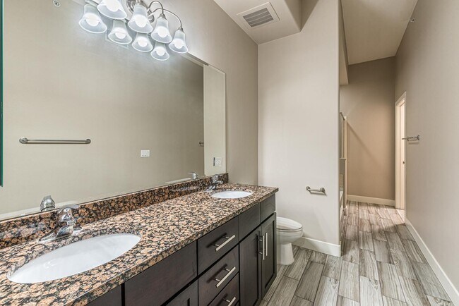 Building Photo - 945 E Playa Del Norte Dr