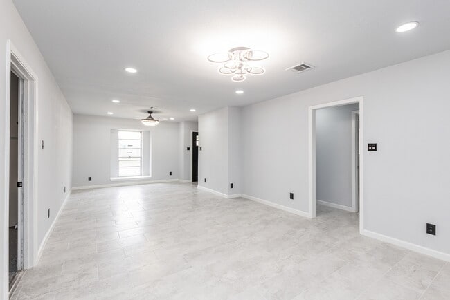 Building Photo - 1109 E Columbia Ln