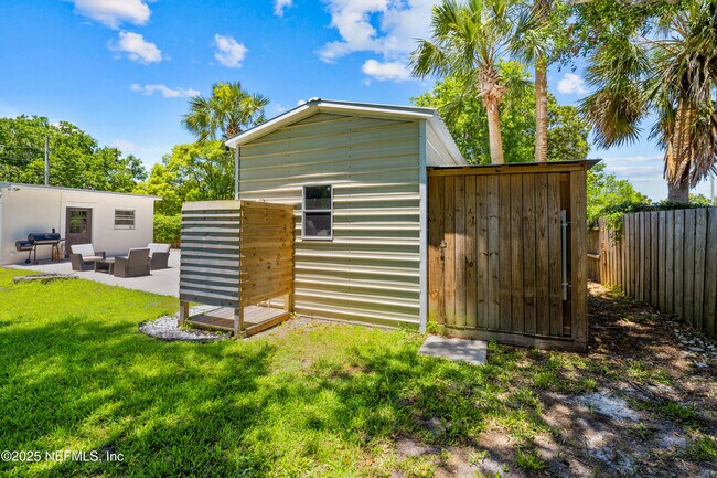 Building Photo - 1717 Sunset Dr