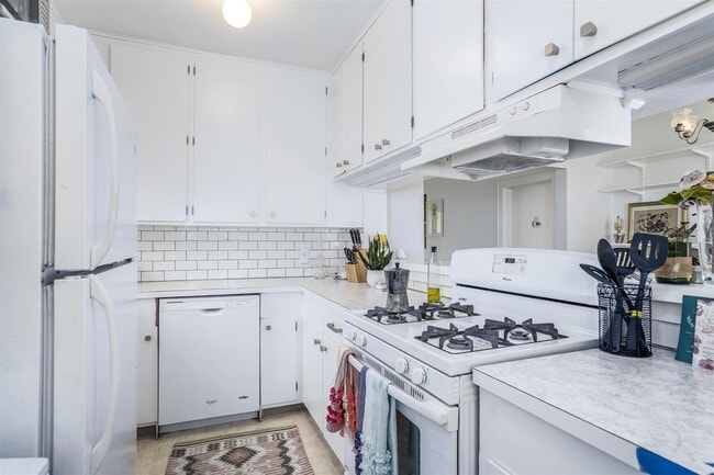 Building Photo - 2343 Wroxton Rd