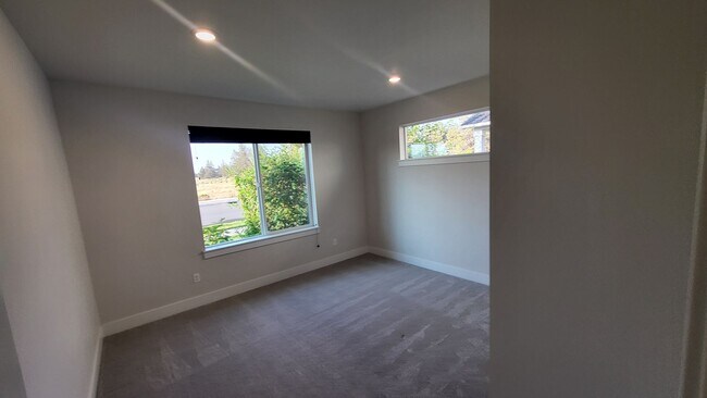 Building Photo - 4 BR/2.5 BA Single-Level home at Trailside
