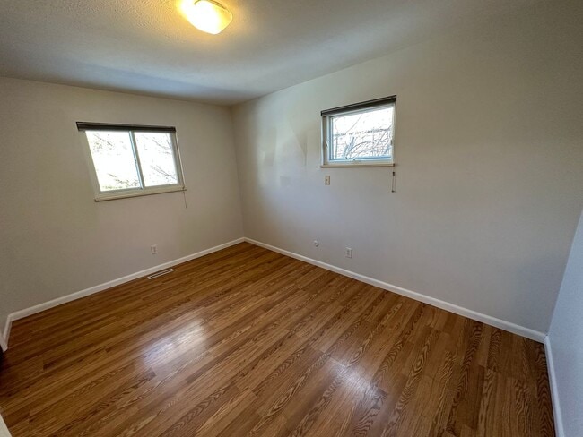 Building Photo - South Boulder Gem: 3 Bed, 2 Bath with Stunning Flatiron Views & Hardwood Flooring throughout!