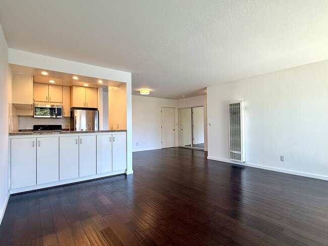 Primary Photo - Top Floor Corner Unit Condo With Amazing V...