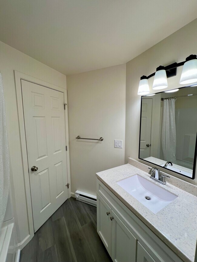 Building Photo - 425 Center St