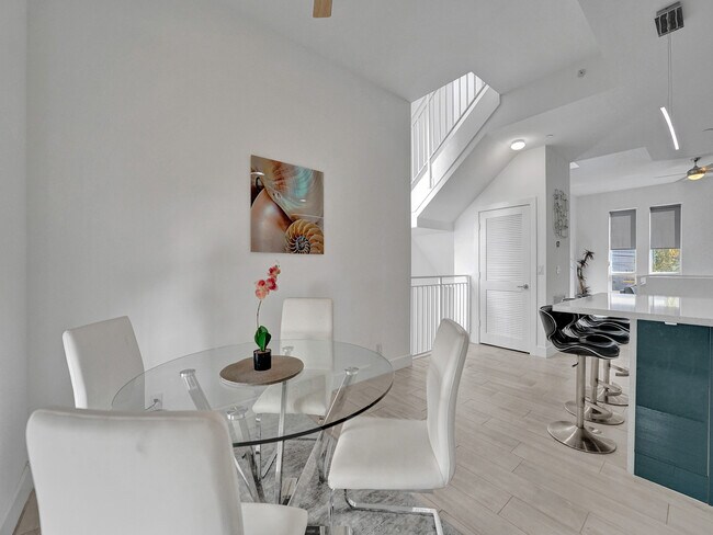 Building Photo - 703 SE 16th Ct