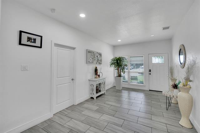 Building Photo - 206 E Chico Dr