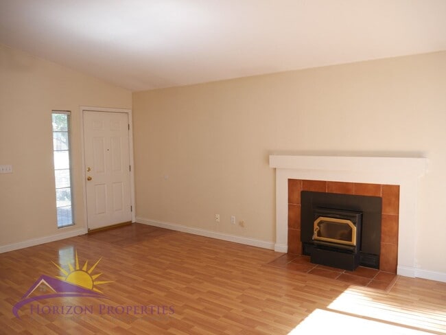 Building Photo - Open 3 Bed 2.5 Bath 1,959 Sq. Ft. Antelope Home