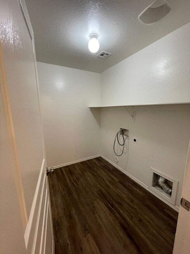 Building Photo - Massive 4 bedroom- 3 car garage- Large loft- Maricopa