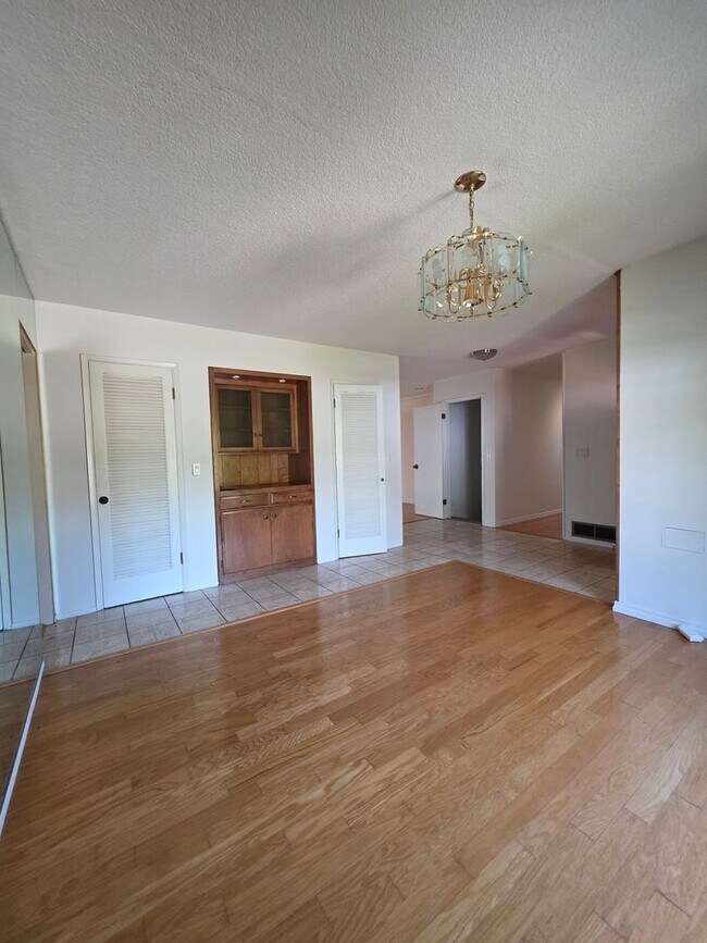 Building Photo - 6437 Elmhurst Dr