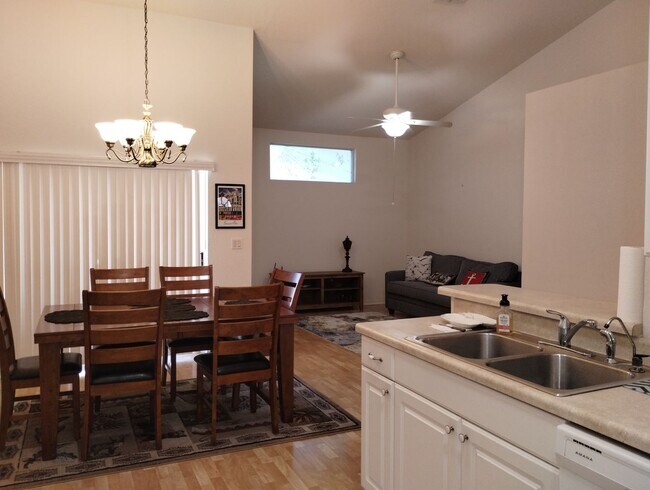 Building Photo - Executive 2 bedroom/ 2 bath condo