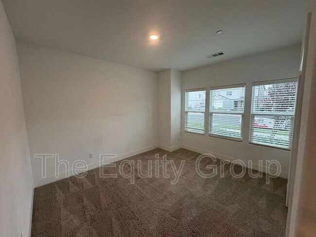 Building Photo - 217 E Tyler Ave