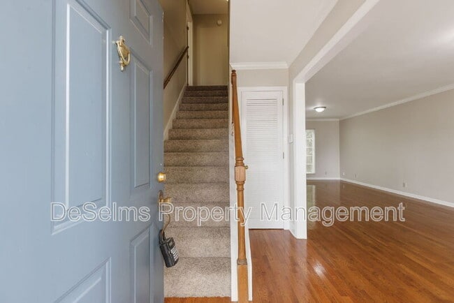 Building Photo - 5120 English Village Dr
