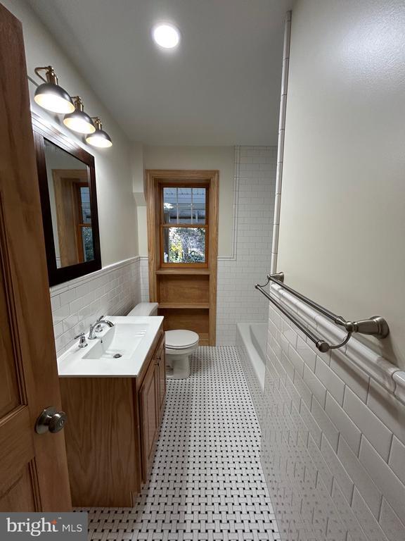 Building Photo - 33 Price Ave