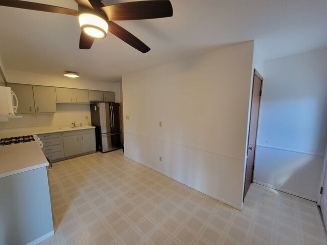Building Photo - 1223 Lilac Ln