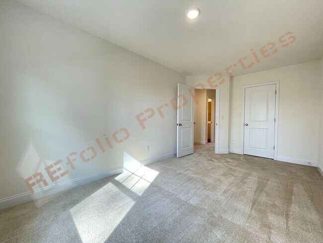 Building Photo - Modern Comfort Meets Peaceful Living—Stunning 3 Bedroom Townhome Near Downtown Raleigh Available ...