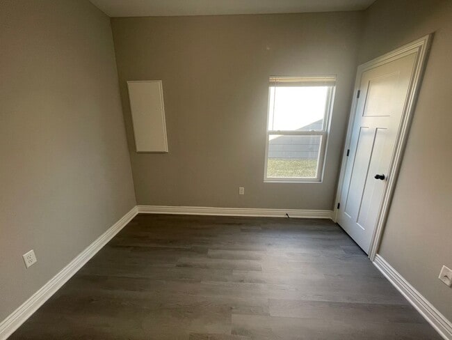 Building Photo - 5533/35 N Edwards Cir