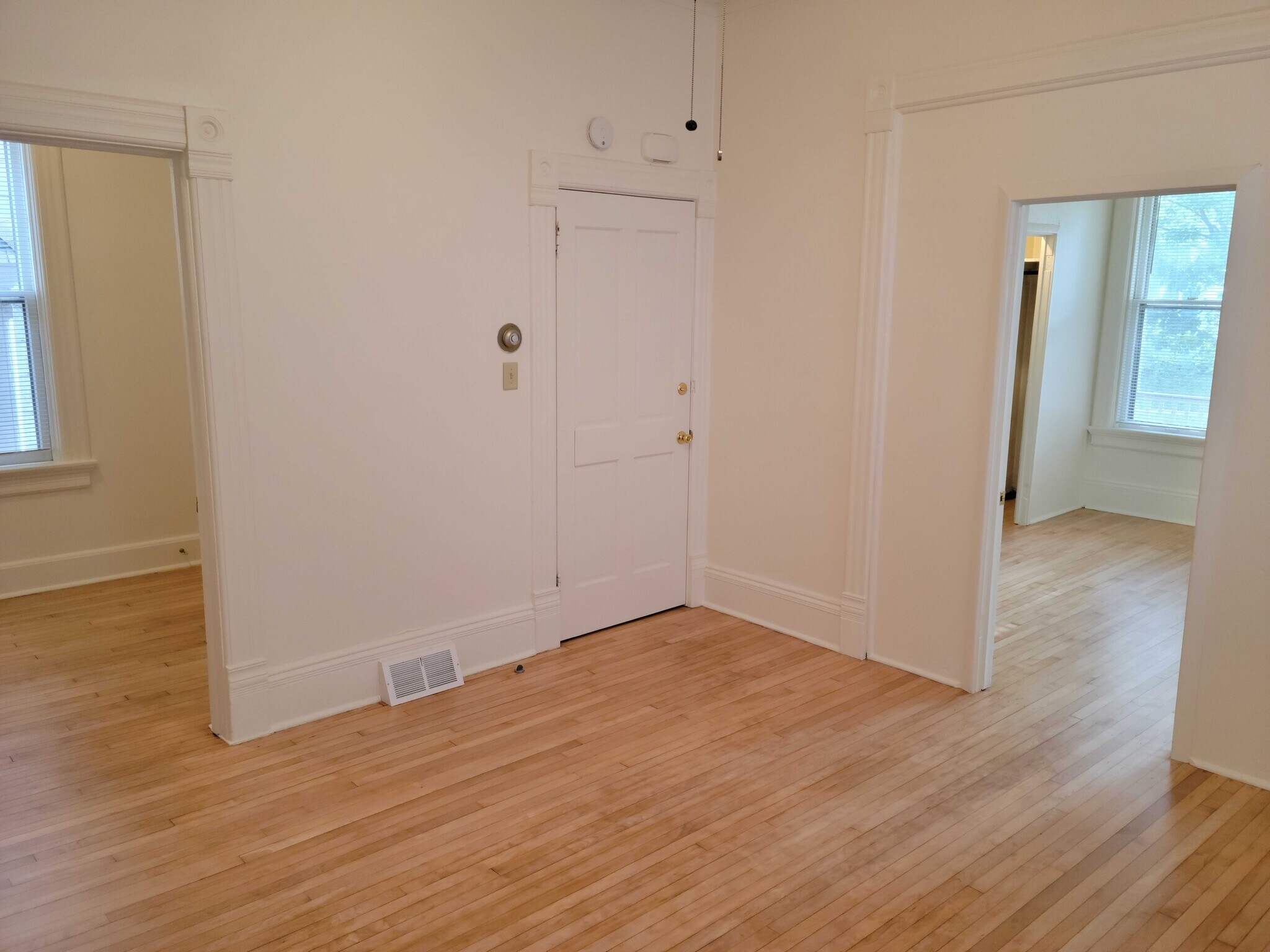 Living Room (13' x 13') - 3115 N Bartlett Ave - Lower