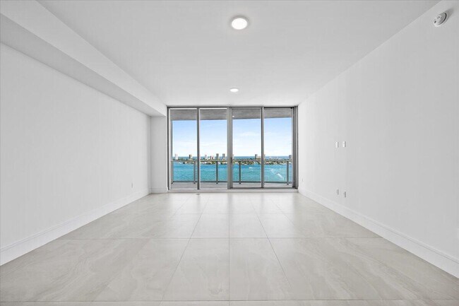 Building Photo - 220 Lake Shore Dr