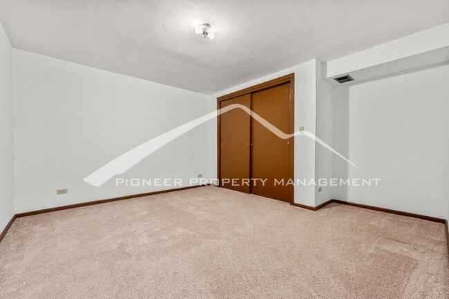 Building Photo - Spacious Home with Central AC and Fenced Yard