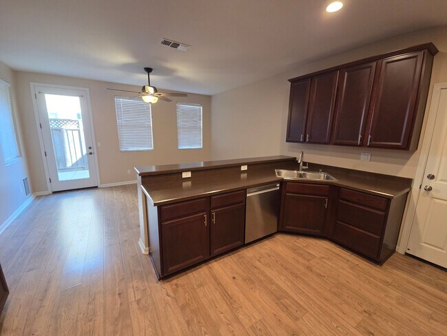 Building Photo - Gorgous 3 Bedroom 2/5 Bath home in HOA