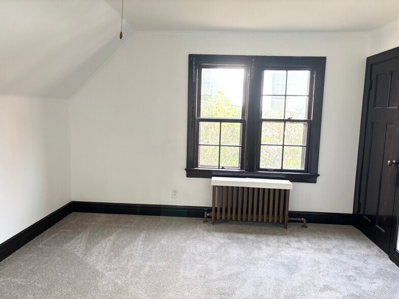 Building Photo - 708 Rock Beach Rd