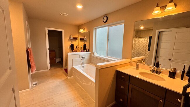 Building Photo - Beautiful 5 Bedroom Home Ten Trails Black ...