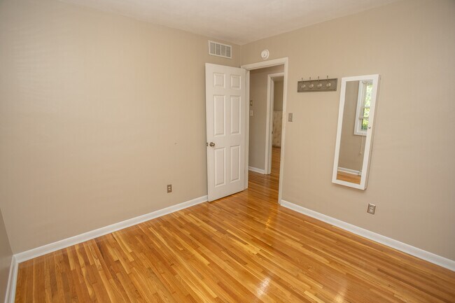 Building Photo - 1122 Major Dr