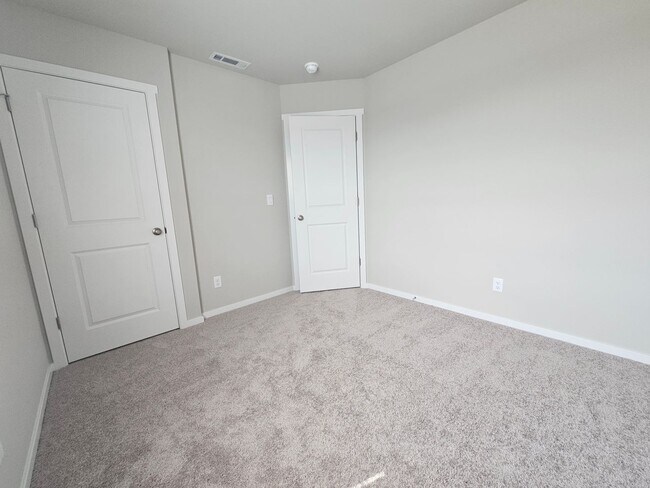 Building Photo - Stunning 4-Bedroom Pet-Friendly Home for L...
