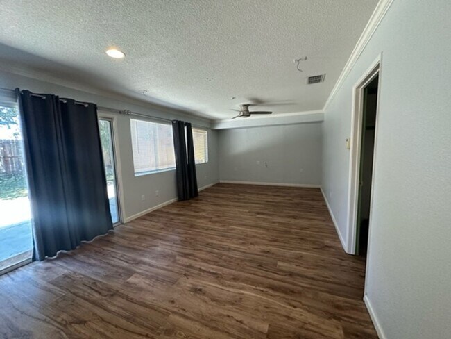 Building Photo - MOVE IN SPECIAL! 4 bed/3 bath with SOLAR