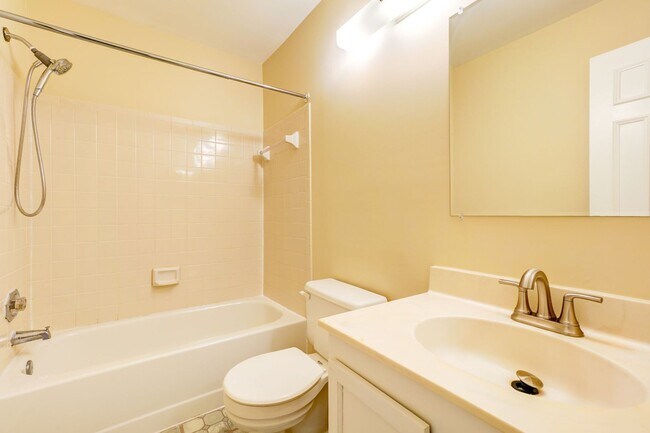 Building Photo - Beautiful 2-Bedroom 2-Bathroom Condo with ...