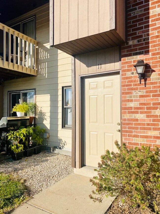 Building Photo - Spacious 1 Bedroom 1 Bath Upper Apartment