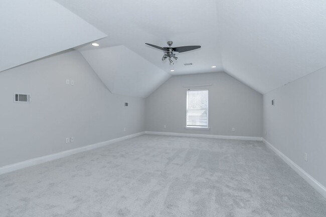 Building Photo - Large House on 3.5 Acres in Harlem