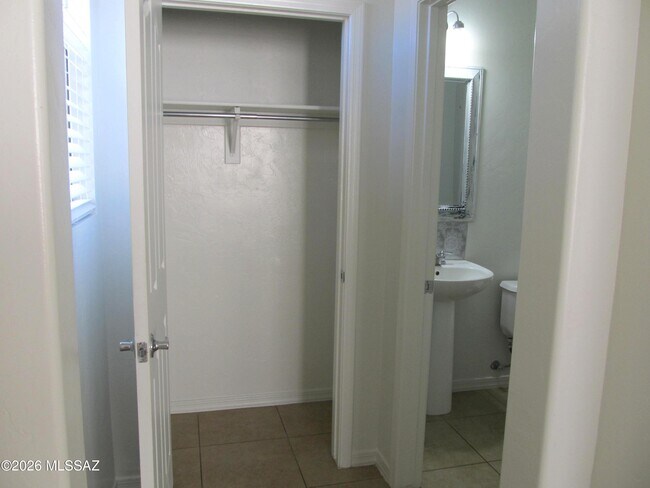 Building Photo - 748 W Paseo Celestial