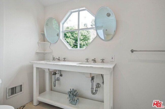 Building Photo - 1531 Marmont Ave