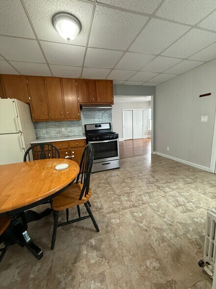 Building Photo - 158 Forest St