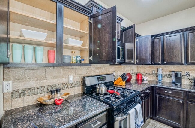 Building Photo - Westside area for Short or Long Term Rental (Completely Furnished) Beautiful 3 bed/2.5 baths plus...