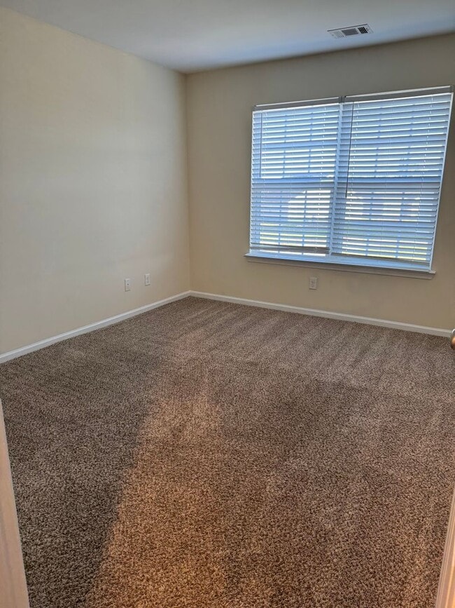 Building Photo - 32 Amber Dr