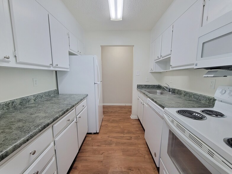 Standard White Kitchen - Kings Manor Apartment Homes