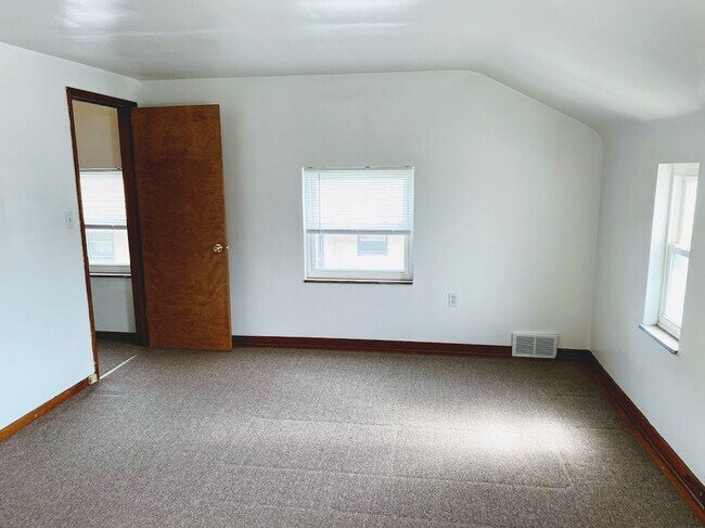 Building Photo - Nice sized Two Bedroom House!