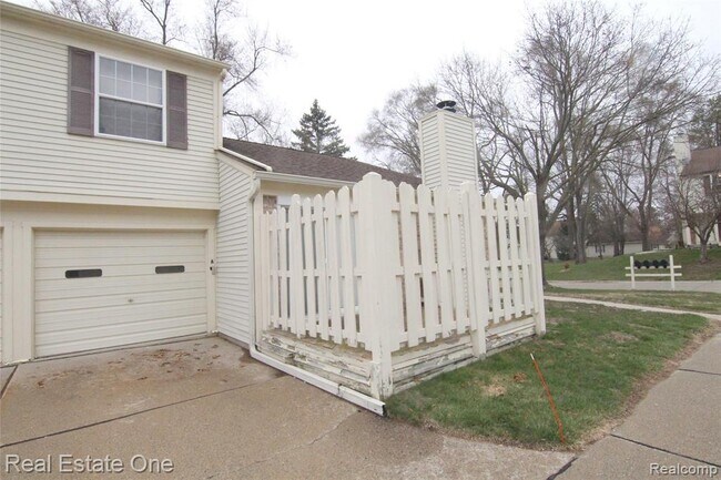 Building Photo - 2110 Hidden Meadows Dr