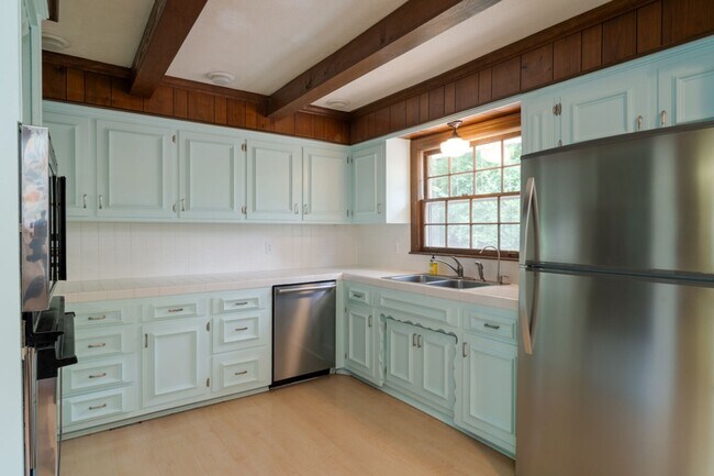 Building Photo - Single Family Home on almost an acre, 4 be...