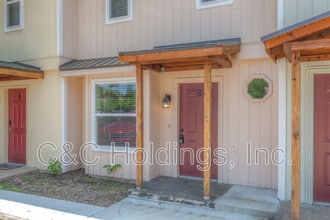 Building Photo - 644 B Earthside Dr