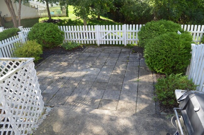 Building Photo - 24 Uxbridge Dr