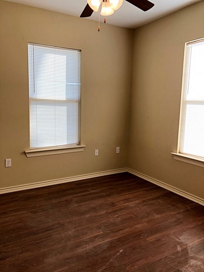 Building Photo - 2009 Cable Ave